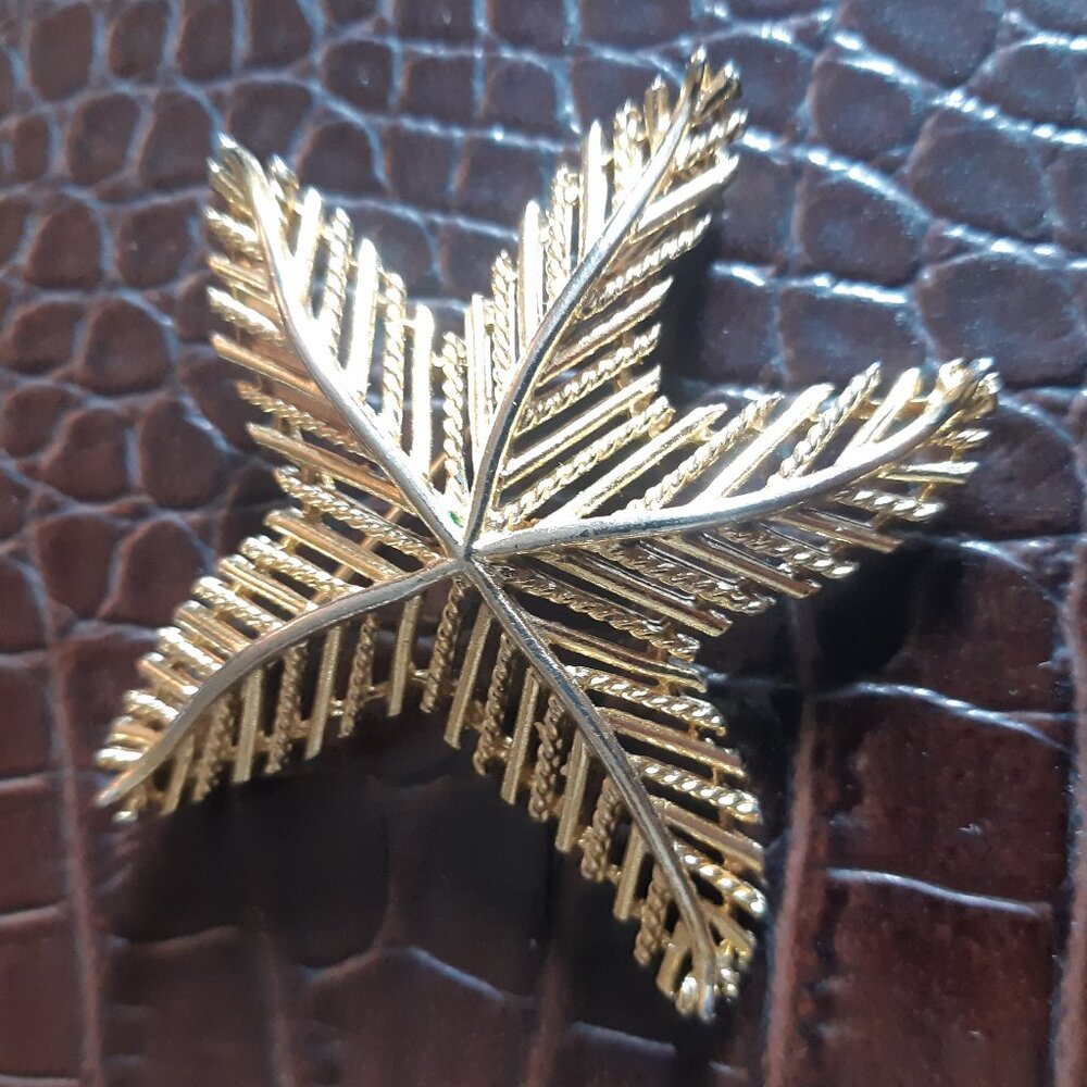 ⚡️3 for $55⚡️ 1970s Vintage Star Fish 2.5 Inch Brooch Gold Tone